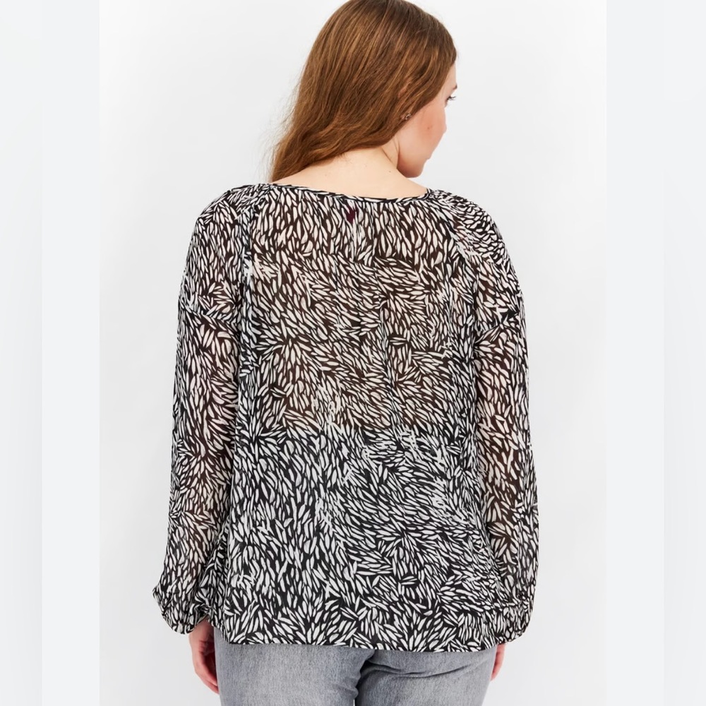 Cato’s women’s size‎ 26/28 blouse, long sleeve crisscross, the neck,
